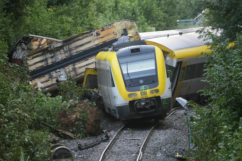 Der demolierte Regionalexpress RE55 liegt neben den Schienen