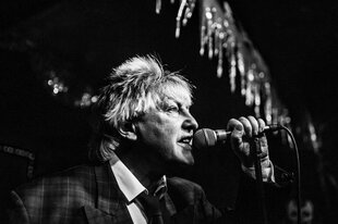 Sänger Jock McDonald bei einem Konzert.