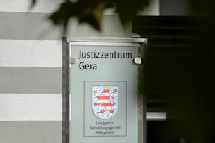 Ein Schild des Justizzentrums Gera