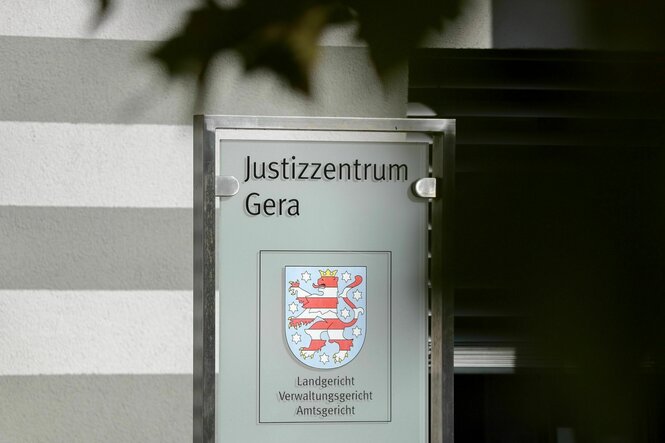 Ein Schild des Justizzentrums Gera