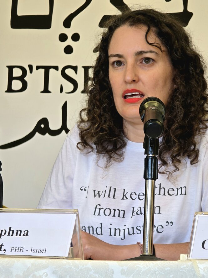 Daphna Shochat spricht in ein Mikrofon