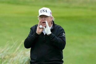 Donald Trump schreit auf dem Golfplatz.