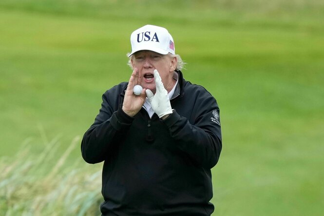 Donald Trump schreit auf dem Golfplatz.