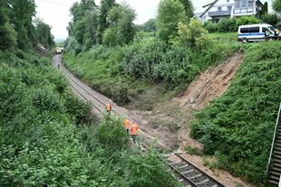 Erdrutsch an einer Gleisanlage.