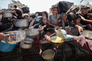 Menschen versammeln sich, um inmitten einer Hungerkrise in Gaza-Stadt am 28. Juli 2025 Lebensmittel aus einer Suppenküche zu erhalten