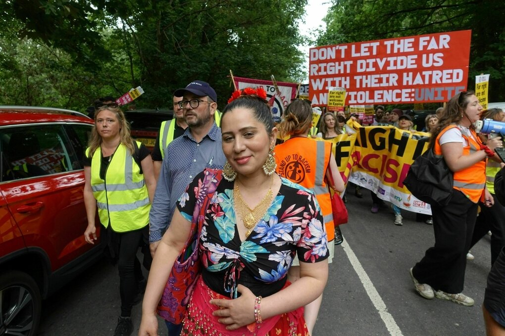 Eine Frau geht bei einer Demonstration voran