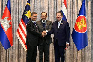 Verkündung der Einigung auf die Waffenruhe am Montag in Putrajaya bei Kuala Lumpur durch die Premierminister von Kambodscha, Malaysia und Thailand vor den jeweiligen Nationalflaggen