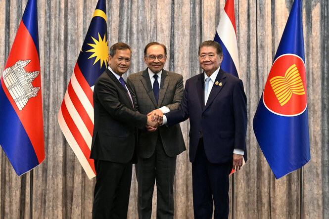 Verkündung der Einigung auf die Waffenruhe am Montag in Putrajaya bei Kuala Lumpur durch die Premierminister von Kambodscha, Malaysia und Thailand vor den jeweiligen Nationalflaggen