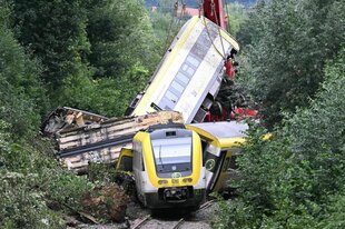 Ein Zug wird nach einem Zugunglück mit einem Kran geborgen.