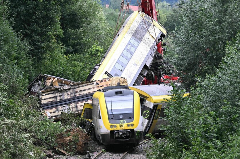 Ein Zug wird nach einem Zugunglück mit einem Kran geborgen.