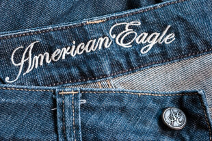Detailaufnahme auf blaue Jeans mit der Aufschrift: American Eagle