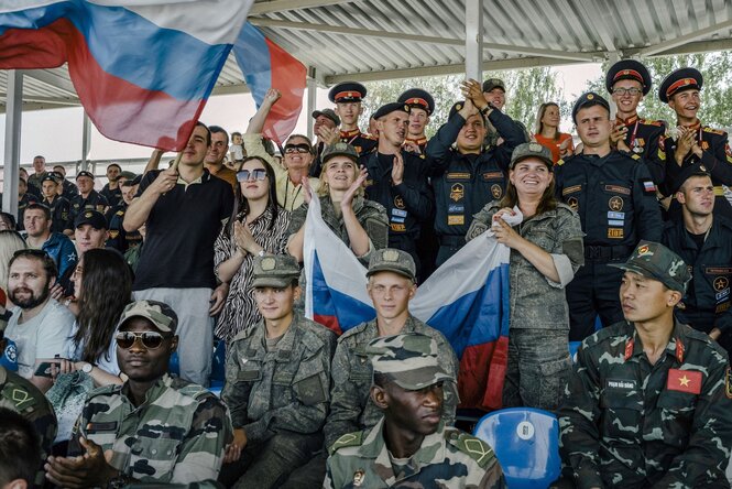 Zuschauer:innen bei einem Event mit russischen Fahnen.