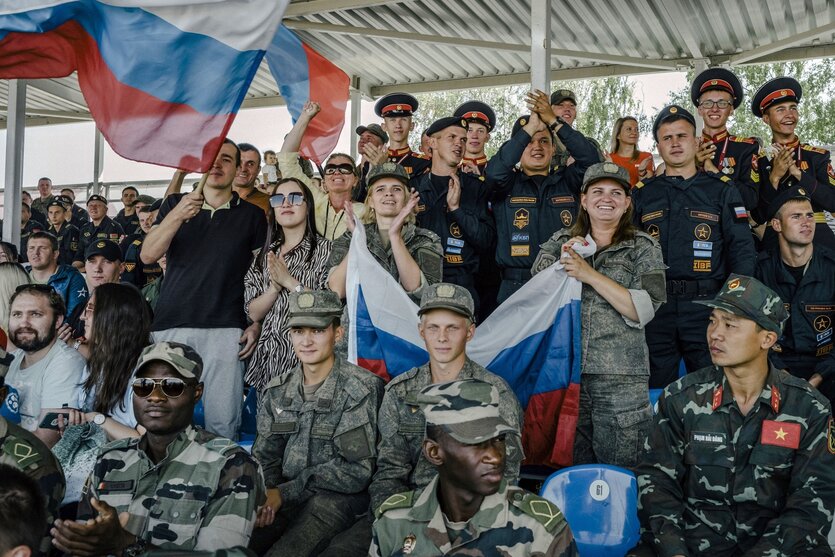 Zuschauer:innen bei einem Event mit russischen Fahnen.