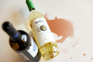 Weinflaschen und ausgelaufener Wein.