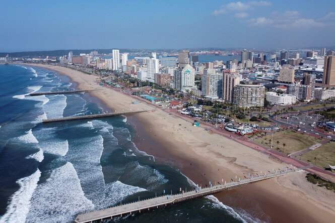 Strand mit Stadtkulisse in Durban.