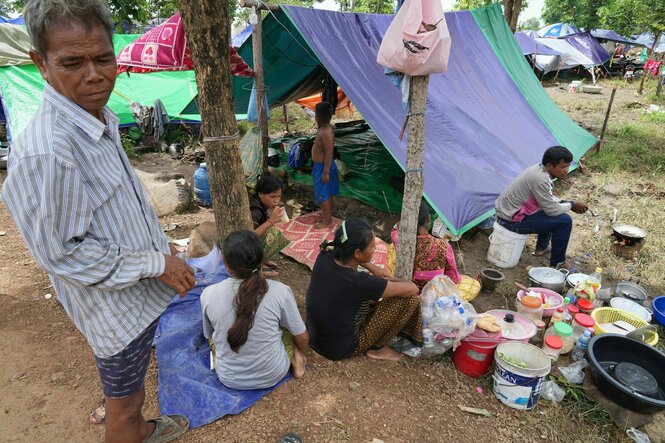 Kambodschanische Evakuierte vor einem provisorischen Zelt in einem Camp für aus der Grenzregion geflohene Zivilisten am Dienstag, dem ersten Tag der Waffenruhe
