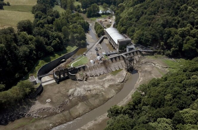 Blick von oben auf dieArbeiten vom Staudamm-Rückbau von La Roche qui boit in der Normandie