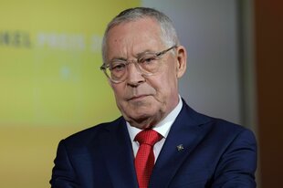 Porträt von Karl Schlögel mit Jacket und roter Krawatte und ernstem Gesichtsausdruck