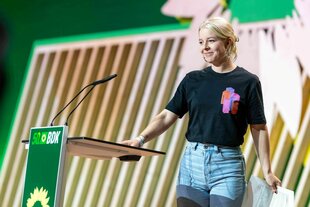Jette Nietzard verlässt das Rednerpult auf dem Parteitag