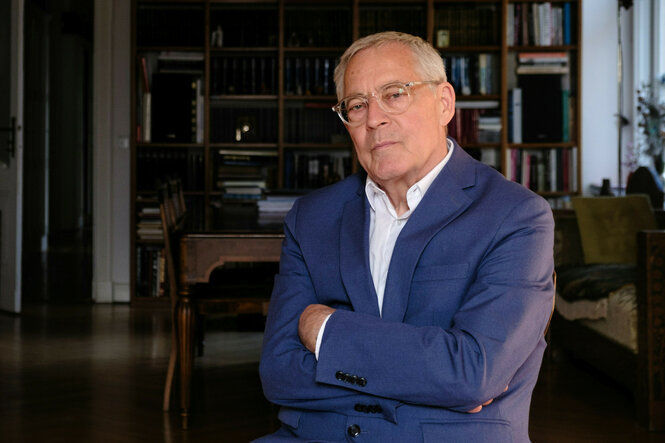 Porträt von Karl Schlögel in seiner Wohnung.