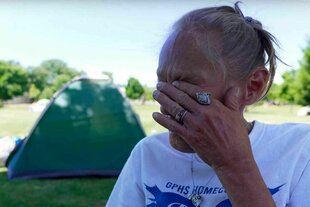 Frau hält sich eine Hand vor das Gesicht