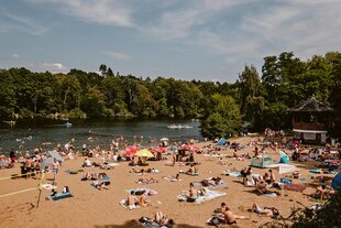 Wimmelbild mit vielen Badenden am Plötzensee an einem Sommertag