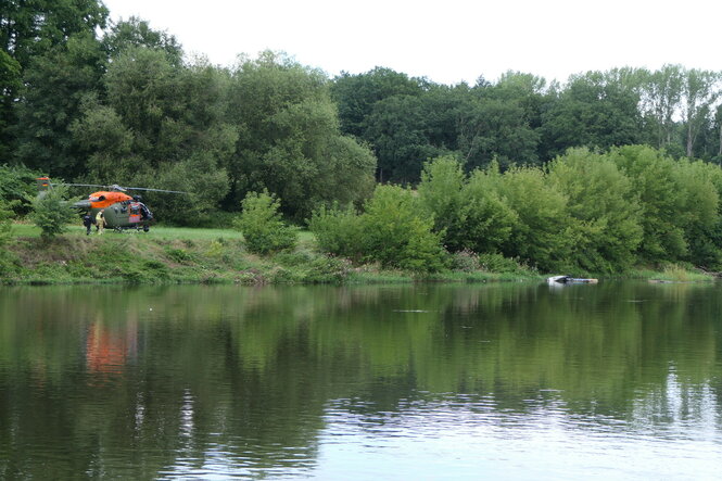 Hubschauber treibt im Fluss