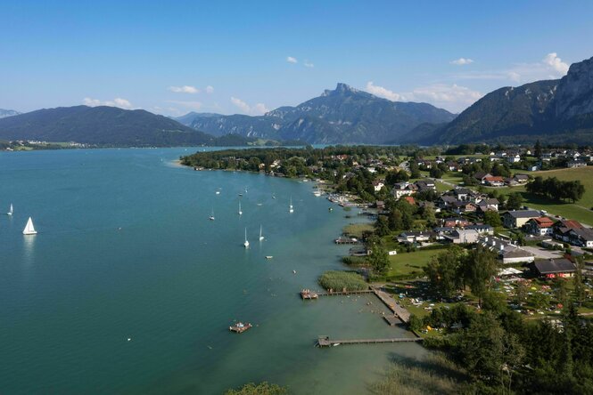 Luftaufnahme des Mondsees mit Seegelbooten auf dem Wasser, Stegen am Ufer