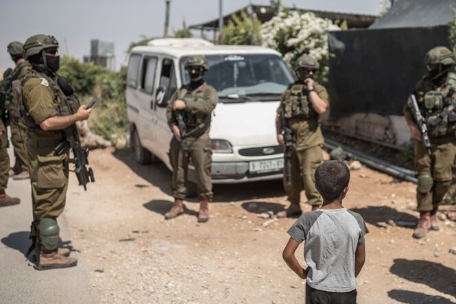 Israelische Soldaten stürmen das Trauerzelt, in dem sich Palästinenser der Gemeinde Umm Al-Khair versammelt haben, um Awdah Al-Hathaleen zu betrauern, der am Vortag von einem rechten israelischen Siedler erschossen wurde