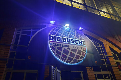 Leuchtreklame mit der Aufschrift Busche