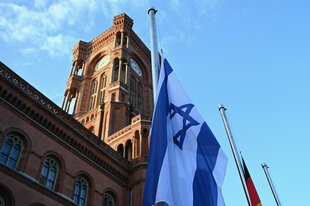 Die israelische Flagge auf Halbmast vor dem Roten Rathaus am Jahrestag des 7. Oktobers