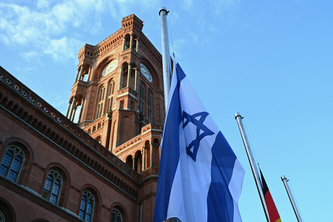 Die israelische Flagge auf Halbmast vor dem Roten Rathaus am Jahrestag des 7. Oktobers