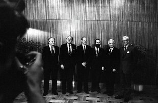Schwarz-weiss aufnahme von 1990 - sechs Aussenminister - alles Männer im Anzug stehen aufgereiht nebeneinander und werden fotografiert