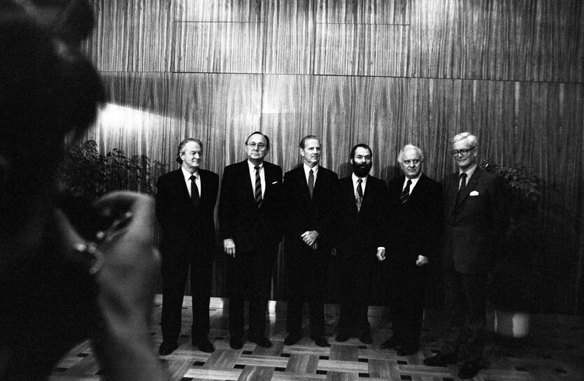 Schwarz-weiss aufnahme von 1990 - sechs Aussenminister - alles Männer im Anzug stehen aufgereiht nebeneinander und werden fotografiert