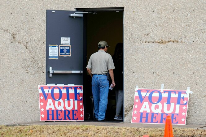 Ein Mann steht vor einem Wahlbüro in den USA