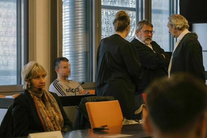 Menschen in einem Gerichtssaal, darunter der Täter Daniel S.