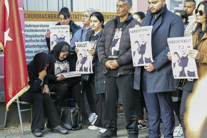 Trauernde Personen auf einer Gedenkfeier für die Opfer des zweiten Brandanschlags von Solingen