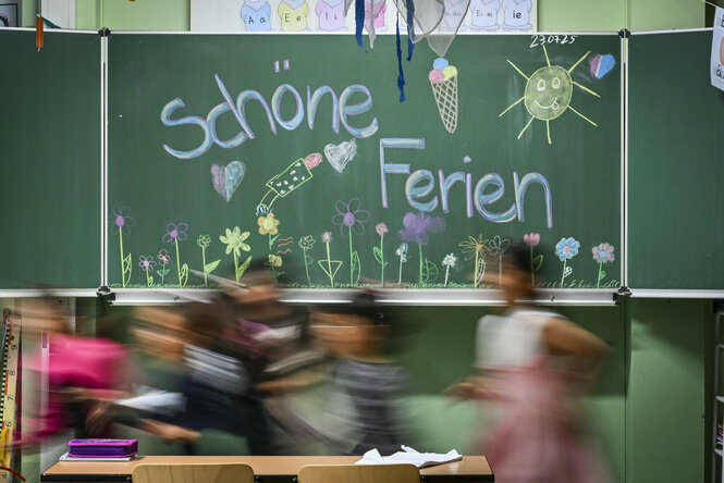 „Schöne Ferien“ steht auf einer bemalten Schultafel in der Schule in der Köllnischen Heide zum letzten Schultag der Klasse 1c vor den Sommerferien in Berlin und Brandenburg