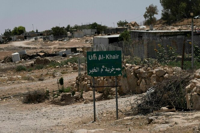 Blick auf das Dorfschild von Umm al-Kheir