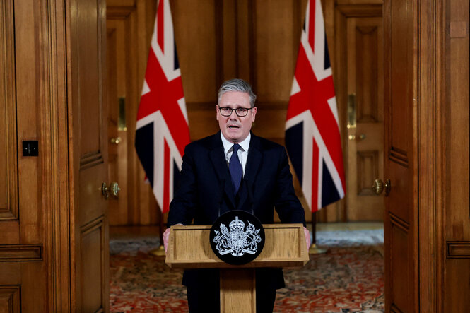 Der britische Premierminister Keir Starmer steht bei einer Ansprache an einem Rednerpult