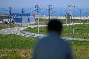 Silhouette eines Mannes vor Landschaft in Fukushima, Japan