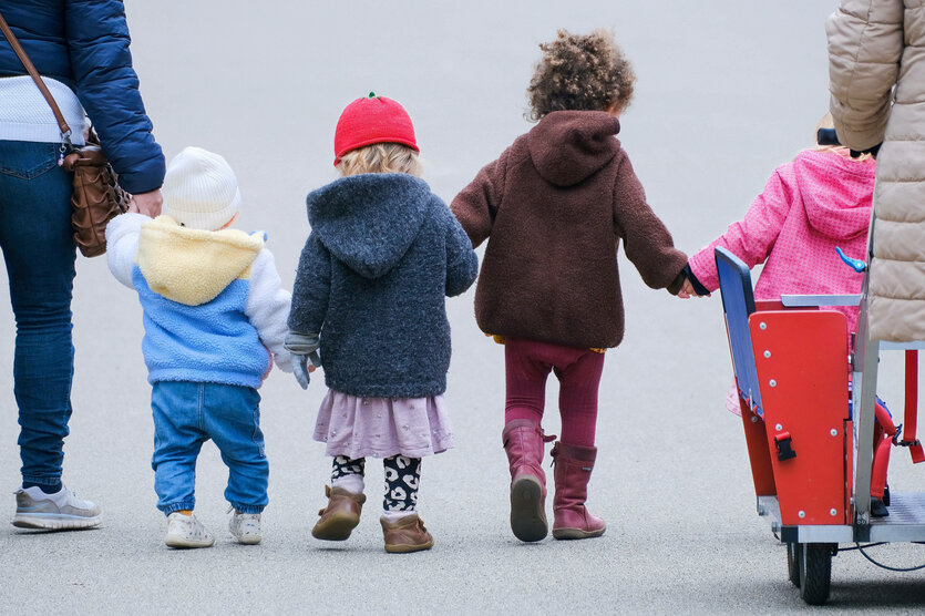 Kleinkinder auf einer Straße Hand in Hand