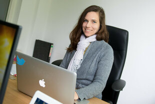 Julia Probst am Computer