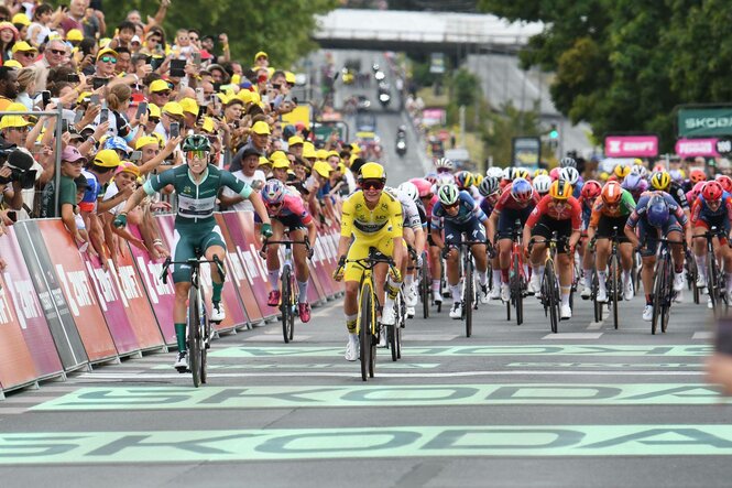 Auf der Zielgeraden sprinten die Frauen der Tour de France