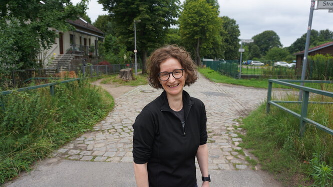 Claudia Kerns, Gründerin von Sprechlaufwandern, steht auf einem Weg