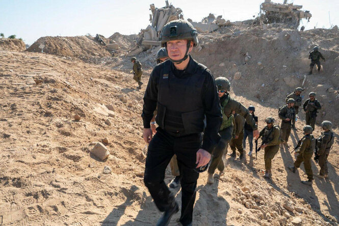 Ex-Verteidigungsminister Galant mit Soldaten in einer Trümmerlandschaft.