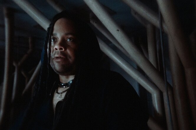 Jamal Moss steht vor Metallstangen