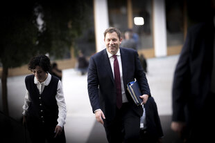 Lars Klingbeil, Bundesfinanzminister und Vizekanzler der SPD, auf dem Weg zu einer Pressekonferenz