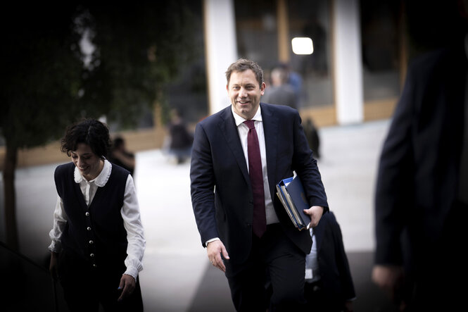 Lars Klingbeil, Bundesfinanzminister und Vizekanzler der SPD, auf dem Weg zu einer Pressekonferenz