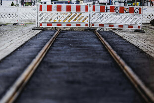 Straßenbahngleise enden vor einer Absperrung